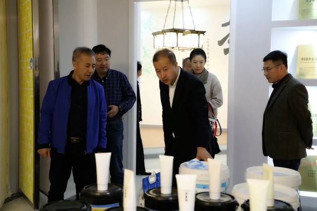 總工會領(lǐng)導(dǎo)蒞臨乾港 總工會領(lǐng)導(dǎo)蒞臨乾港